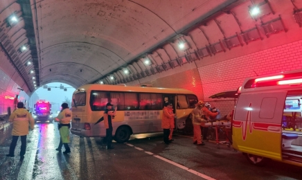 전남 장성서 퇴근길 통근버스 터널벽 추돌…“5명 다쳐”