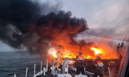 전북 부안 인근 해상서 어선 화재…“선원 3명 모두 구조”