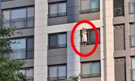“저렇게까지 피우고 싶냐”…고층 아파트 창틀서 흡연한 ‘민폐 입주민’ 아찔