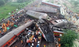 “천둥소리 들리고 사람들이 떨어져”…인도 열차 충돌 '최악 참사'