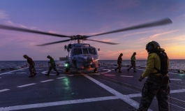 中전투기, 서해서 ‘대북제재 이행’ 호주 헬기에 조명탄 발사