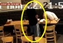 [영상] 갑자기 일어나 바지 내리더니…20대 만취男, 치킨집 테이블에 ‘소변 테러’