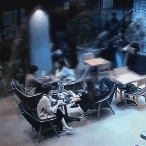 [영상] 앉아있는 손님 얼굴에 ‘퍽’…강남 카페서 ‘식빵 테러’ 발칵