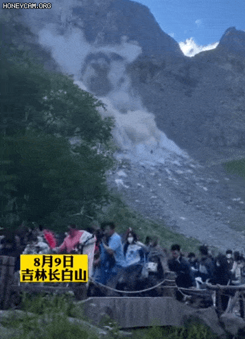 [영상]“빨리 뛰어”...백두산 산사태, 관광객들 혼비백산 대피