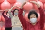 “한국·일본인들 마스크 왜 안 벗나 분석해봤다” 외신도 궁금했다
