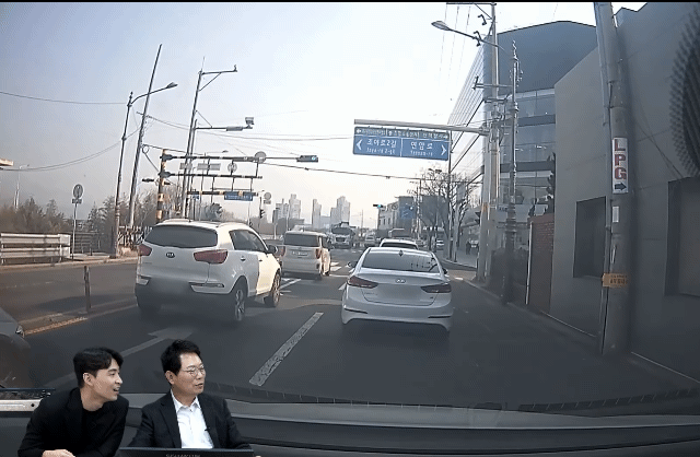 [영상]한국 맞아?…신호대기중 트럭 지붕서 비보잉[여車저車]