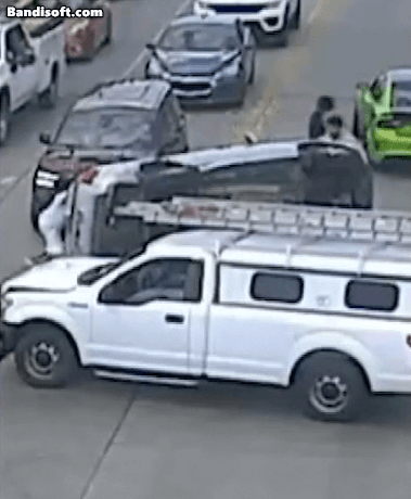 [영상]‘헐크가 따로 없네’…사고로 뒤집힌 SUV 들어올린 美풋볼선수