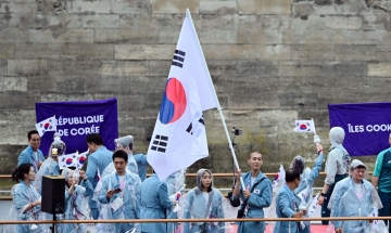 개막식 ‘대형 실수’…한국 선수단을 북한으로 소개 [파리2024]
