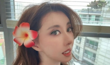 김완선, 예쁜 꽃 머리에 꽂고…친구들과 여수 여행