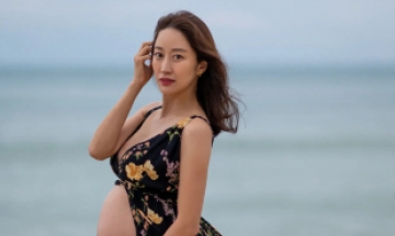 전혜빈,양양 해변에서 파격 화보…만삭 몸매 공개