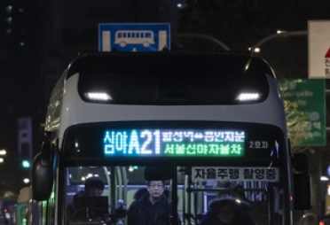 버스 기사님 핸들서 손 뗀 이버스…늦은밤 8000명을 태우고 서울 달렸다
