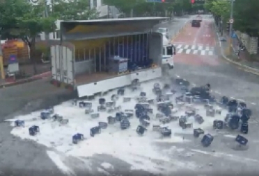 맥주 2000병 ‘와르르’ 흰거품 뒤덮인 도로…망연자실 차주에 달려온 시민들