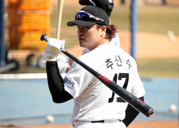 Following elbow surgery, Choo Shin-soo to join Landers' spring