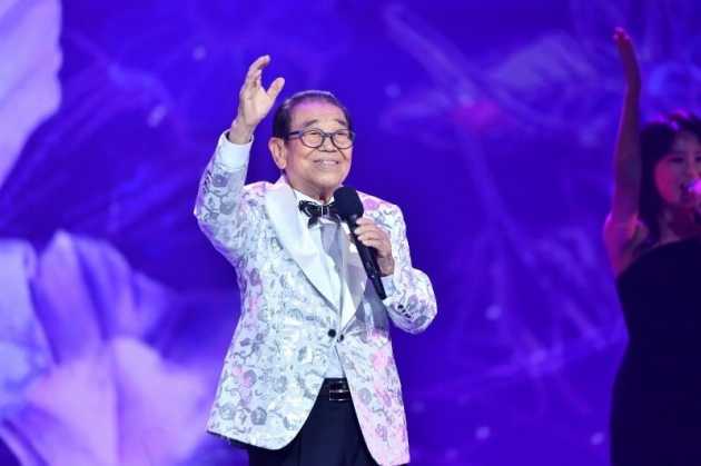 Song Hae, veteran presenter of 'National Singing Contest,' mulls retirement  from show