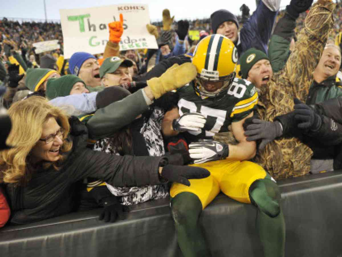 Packers perfect 13-0 after 46-16 win over Raiders