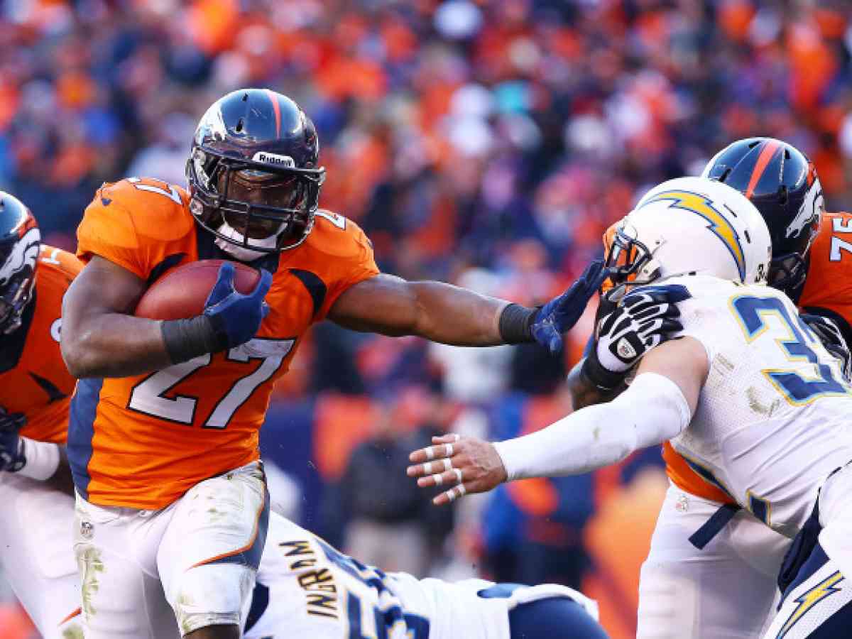 Manning, Broncos beat Chargers 24-17