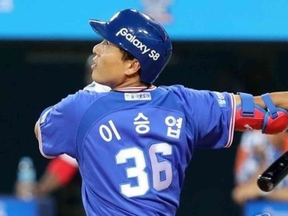 KBO legend Lee Seung-yuop wants focus on players in first season