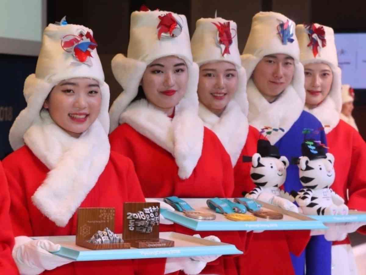 2018 Korea Pyeongchang Winter Olympics Soohorang Mascot Hanbok Queen Plush Doll 