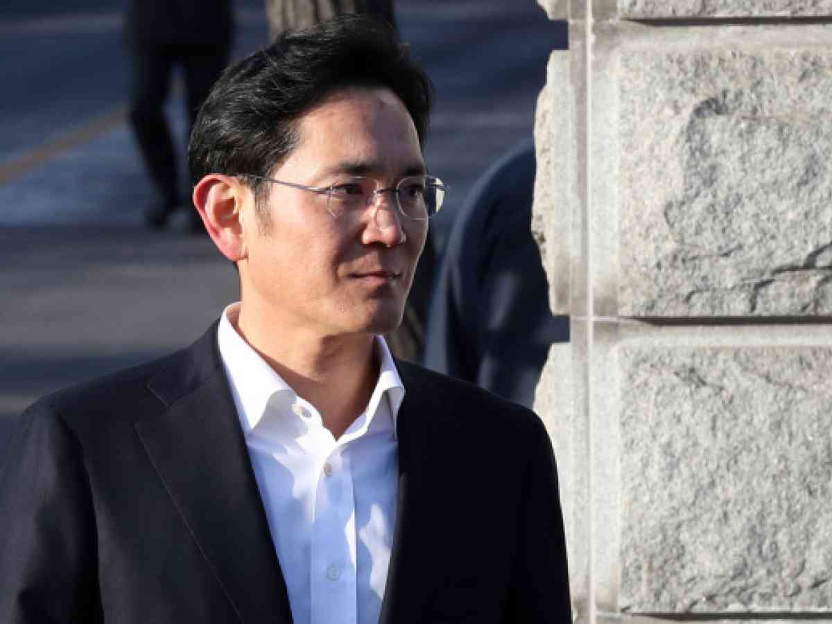Samsung Scion Seeks Further Control Over Conglomerate - WSJ