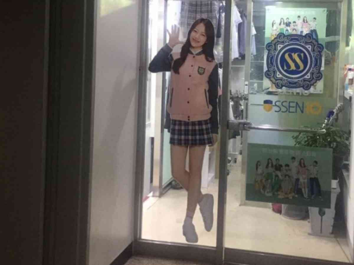 WHY] Behind Koreans' nostalgic desire to put on a school uniform again