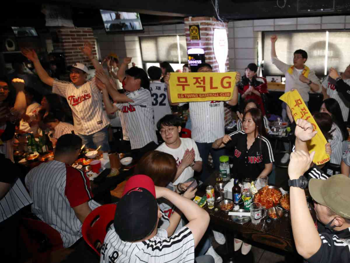 Bat flipping and fancy cheerleading: How Korean baseball culture