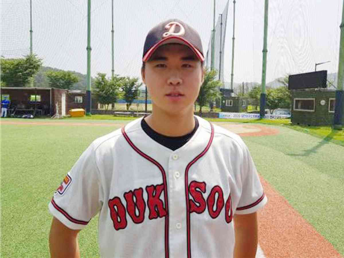 Hard-throwing high school pitcher picked 1st overall at KBO draft