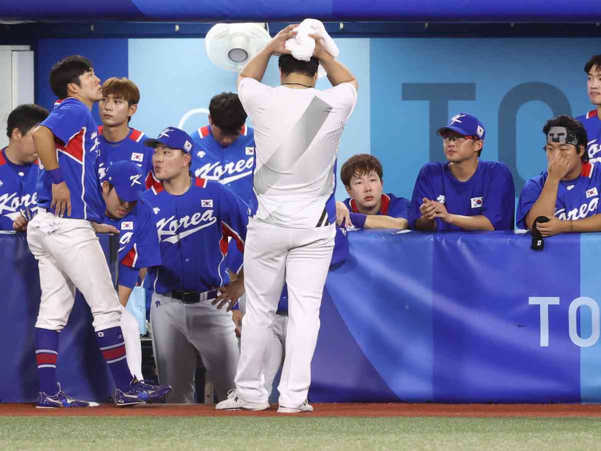 Olympics-Baseball-South Koreans strike in extra inning for