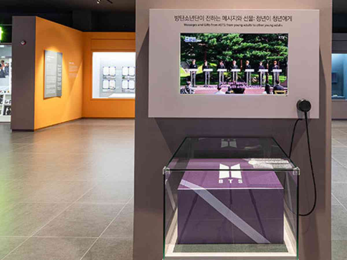 BTS presents gift from Korean government to Met Museum - ArtReview