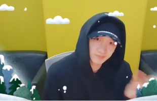 [V Report] Stray Kids’ Bang Chan already excited about Christmas