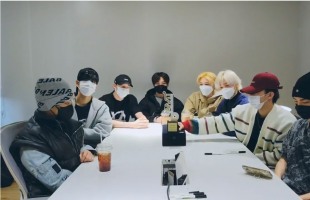 [V Report] Stray Kids thanks fans for another trophy