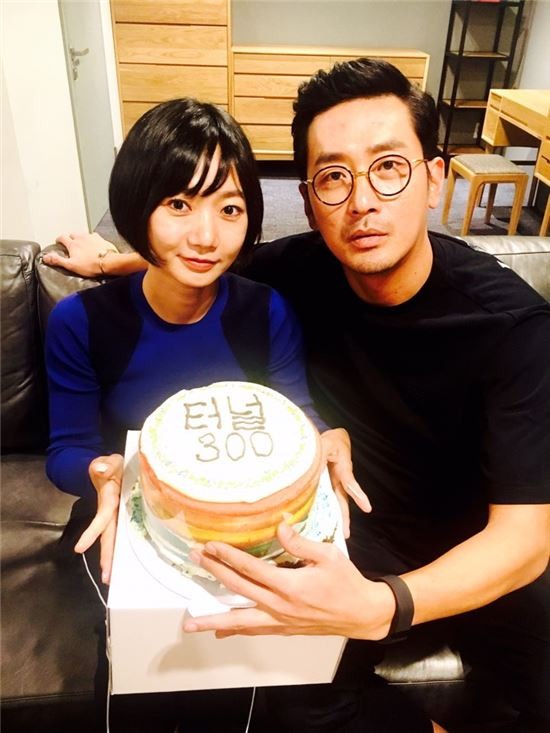Bae Doo-na gifts Ha Jung-woo with coffee truck