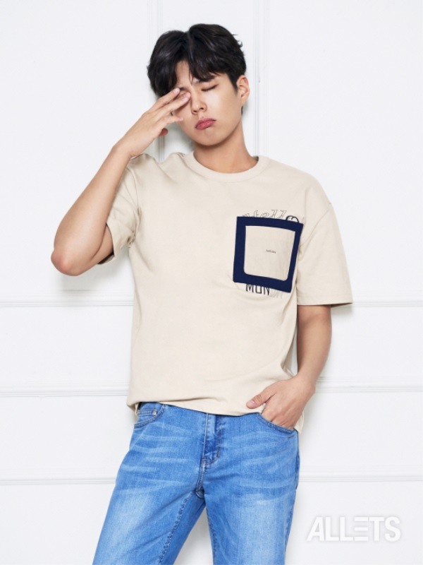 Park Bo Gum Shows Off His Masculine Charm in Retro Mood Look