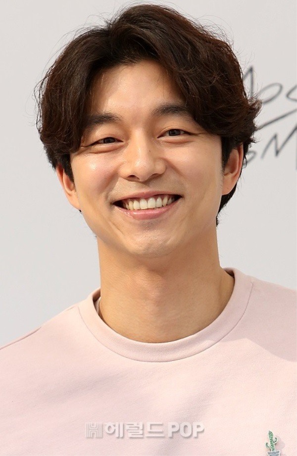 Gong Yoo greets fans with big smile.