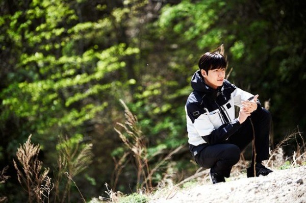 ‘DMZ, the Wild’ unveils behind-the-scenes photos with Lee Min-ho