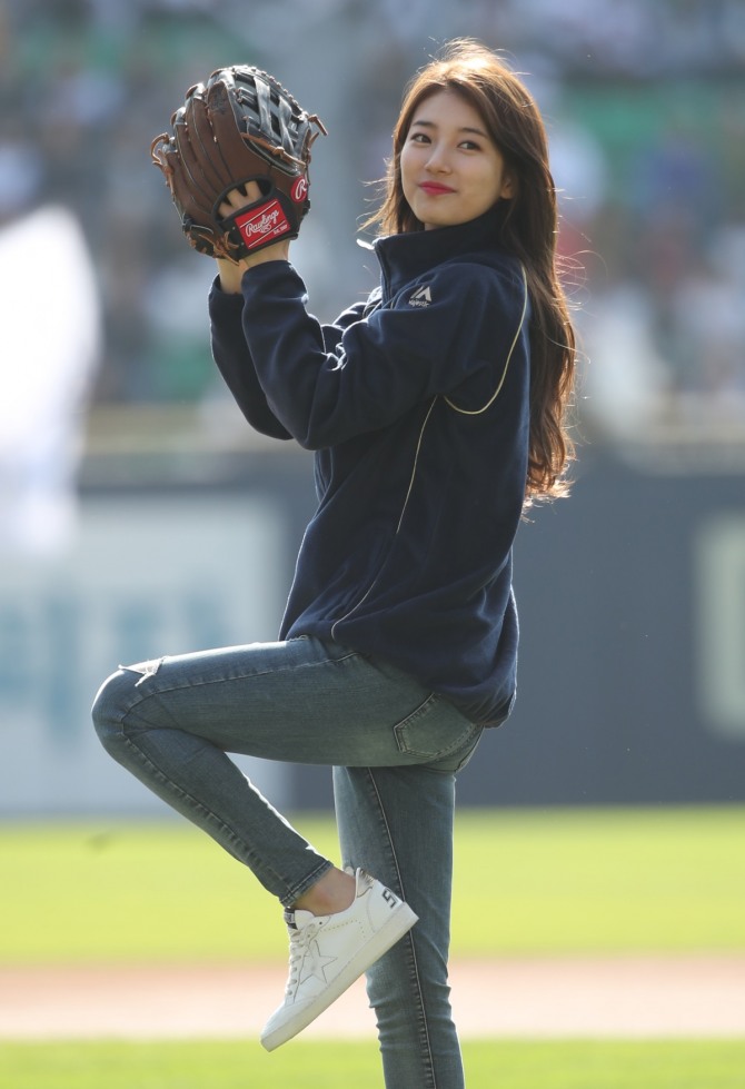 Photo News] Suzy throws first pitch at Korean Series