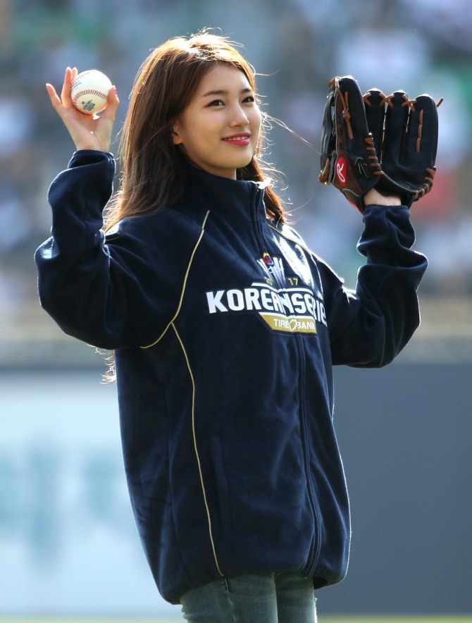 2015 Topps First Pitch #FP-13 Suzy Baseball Card - Korean Singer/Actress -  Bae Su-ji - Los Angeles Dodgers at 's Sports Collectibles Store