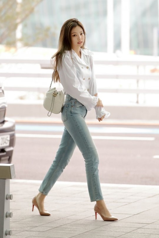 Jennie off to Paris for Chanel