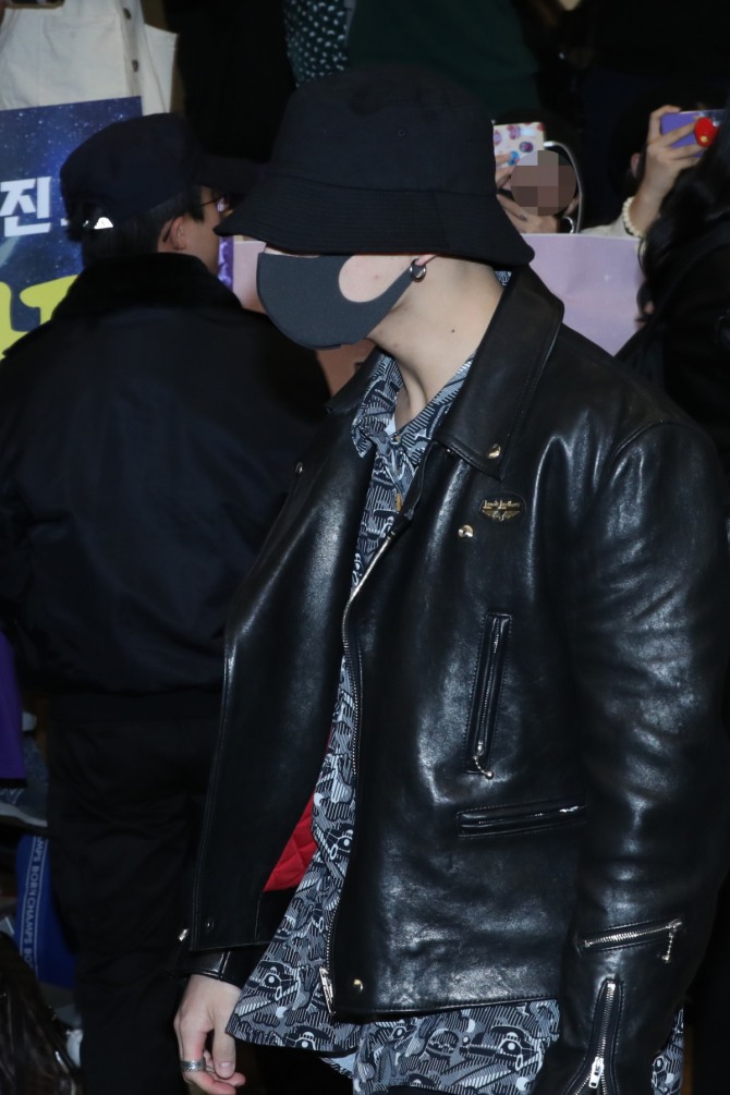 bora (rest) on X: Press photos of Yoongi at Incheon Airport on his way to  Thailand. Have a safe flight!!! @BTS_twt #BTS #방탄소년단 #SUGA   / X