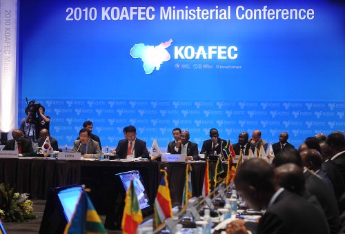 Finance Minister Yoon Jeung-hyun (third from left) opens the 2010 Korea Africa Economic Cooperation Conference at Shilla Hotel on Wednesday. (Lee Sang-sub/The Korea Herald)