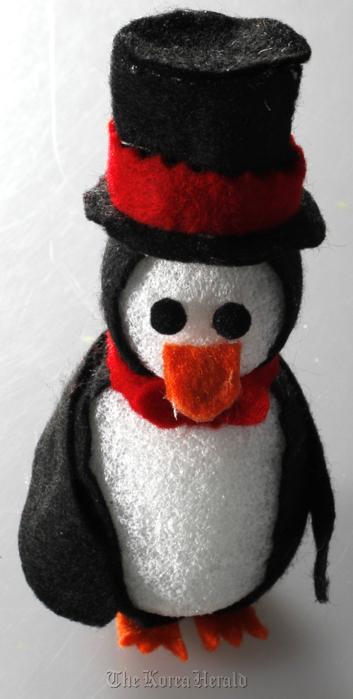 Penguin made from Styrofoam. (Paul Tople/Akron Beacon Journal/MCT)