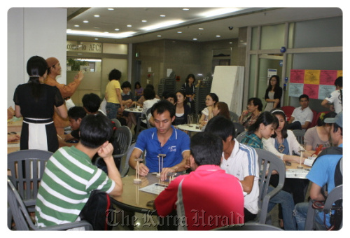 Foreign migrant workers attend a meeting at the Ansan Foreign worker’s Center last year.(Ansan Foreign workers’ Center)