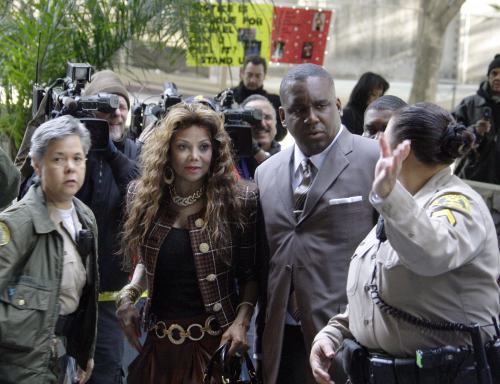 La Toya Jackson arrives for the preliminary hearing for Michael Jackson’s doctor Conrad Murray, charged with the death of the singer, at Los Angeles Superior Court on Wednesday. (AP-Yonhap News)