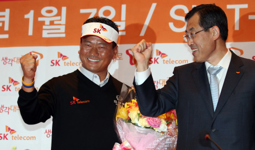 Korean veteran golfer K.J. Choi (left) poses with SK Telecom GMS CIC (Company in Company) president Kim Joon-ho after signing a three-year sponsorship with SK Telecom Thursday in Seoul. (Yonhap News)