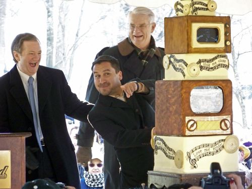 Edison Pena, one of the 33 Chilean miners who survived 69 days underground after a mine collapse, peers out from behind Elvis Presley’s 76th birthday cake while cutting into the bottom layer as Elvis Presley Enterprises president Jack Soden (left) and Shelby County mayor Mark Luttrell (right) look on the grounds of the late rock’n’roll legend’s Graceland mansion in Memphis on Saturday. AFP-Yonhap News