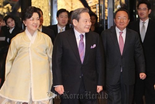 Samsung Electronics Chairman Lee Kun-hee (center) and his wife Hong Ra-hee walk into Hotel Silla to attend his birthday party Sunday. (Lee Gil-dong/The Korea Herald)