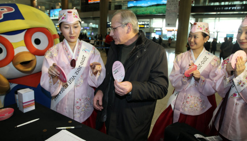 A foreign visitor receives hotel accommodation vouchers and cultural performance tickets through a lottery at Incheon International Airport on Monday. The seven-day event is part of the shopping festival “Korea Grand Sale” which runs through Feb. 28. (Yonhap News)