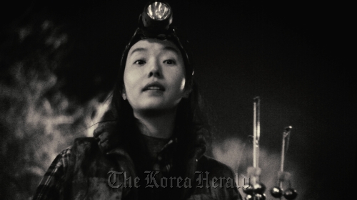 Actress Lee Jung-hyun stars as a female shaman in “Night Fishing,” director Park Chan-wook and his brother Park Chan-kyong’s newly released experimental short film shot entirely with iPhone 4. (PR One)