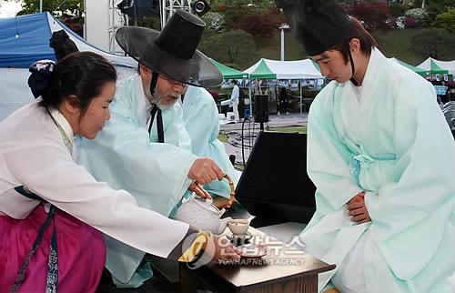 Traditional ceremony celebrating the passage from childhood to adulthood has been held every year at Sungkyunkwan University. (Yonhap News)