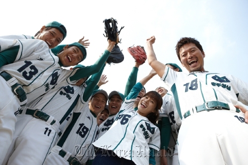 Actor Jeong Jae-young (far right) stars as a former pro baseball player who ends up coaching a team of hearing-impaired teenagers in director Kang Woo-suk’s new film, “Glove.” (CJ Entertainment)
