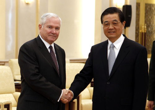 U.S. Secretary of Defense Robert Gates shakes hands with Chinese President Hu Jintao prior to a meeting at the Great Hall of the People in Beijing Tuesday, Jan. 11, 2011. (AP-Yonhap News)